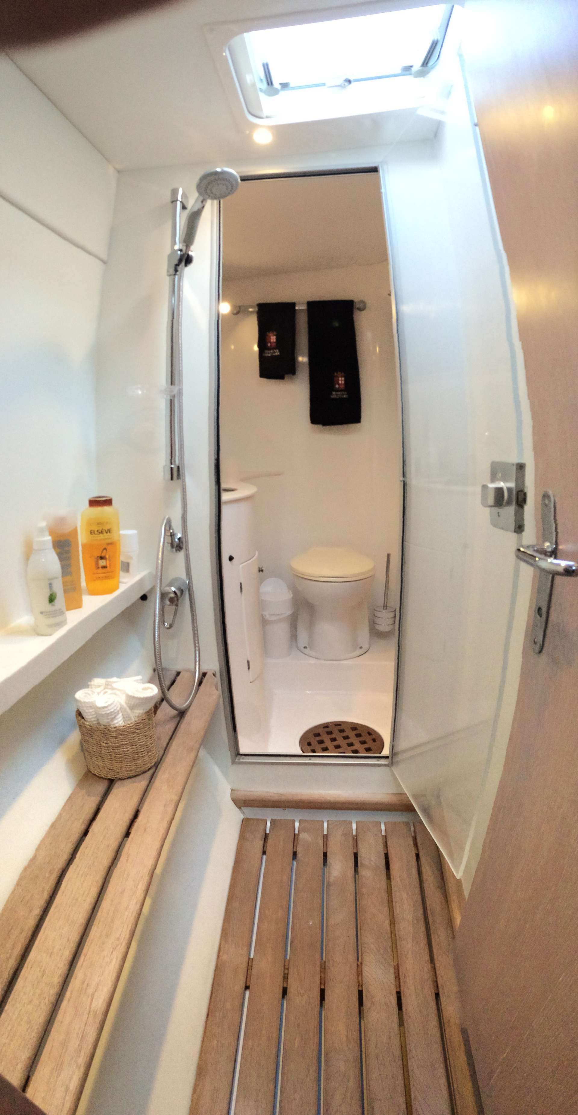 UHURU Van Peteghem-Lauriot Prevost 57ft - master cabin bathroom