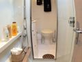 UHURU Van Peteghem-Lauriot Prevost 57ft - master cabin bathroom UHURU Van Peteghem-Lauriot Prevost 57ft - master cabin bathroom