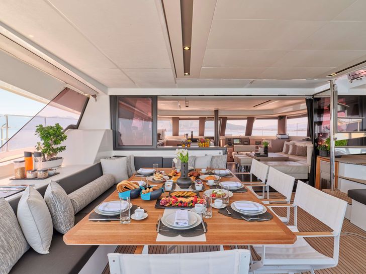 CHRISTAL MIO - aft deck dining area