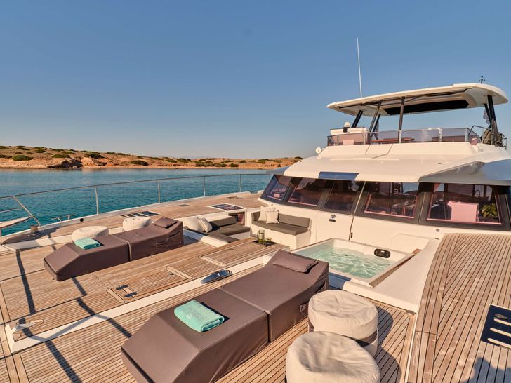 CHRISTAL MIO Fountaine Pajot Power 67 - foredeck bronzing area CHRISTAL MIO Fountaine Pajot Power 67 - foredeck bronzing area