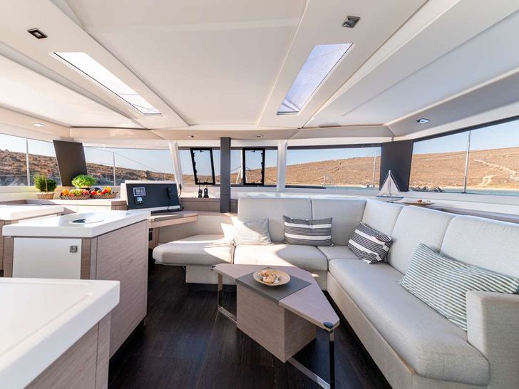 WHITE CORAL - saloon WHITE CORAL - saloon