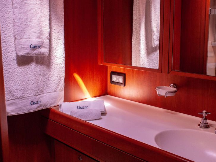 CLASS IV - Franchini Yacht 75 ft,vanity unit and shower CLASS IV - Franchini Yacht 75 ft,vanity unit and shower