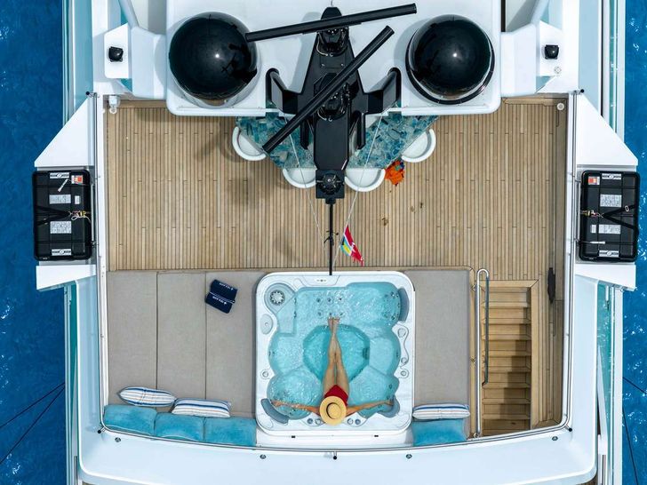 SEA AXIS Heesen 125 - sundeck aft jacuzzi SEA AXIS Heesen 125 - sundeck aft jacuzzi