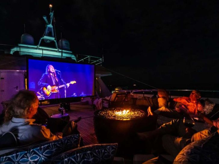 SEA AXIS Heesen 125 - sky deck cinema set up SEA AXIS Heesen 125 - sky deck cinema set up
