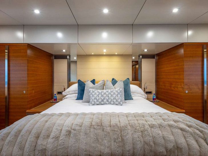 SEA AXIS Heesen 125 - master cabin bed SEA AXIS Heesen 125 - master cabin bed