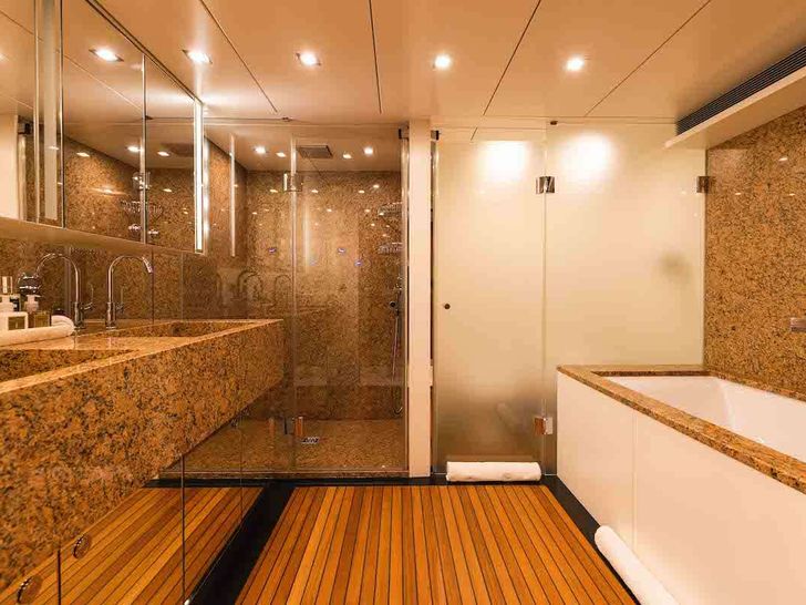 SEA AXIS - Heesen 125,master cabin bathroom