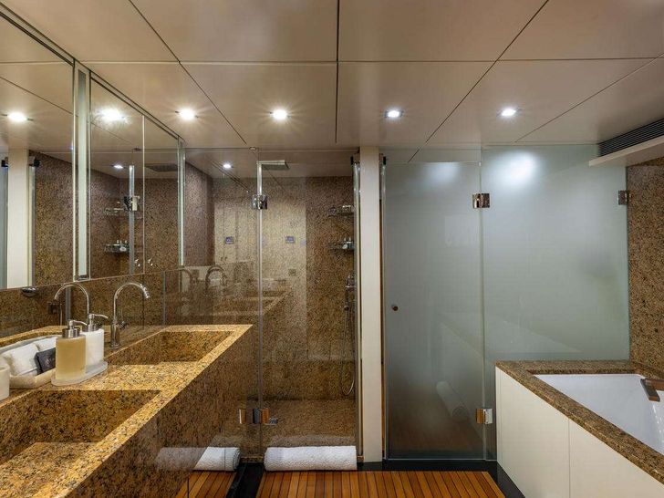 SEA AXIS Heesen 125 - master cabin bathroom SEA AXIS Heesen 125 - master cabin bathroom