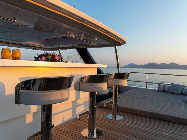 ENDLESS HORIZON Sunreef 80 - flybridge bar ENDLESS HORIZON Sunreef 80 - flybridge bar