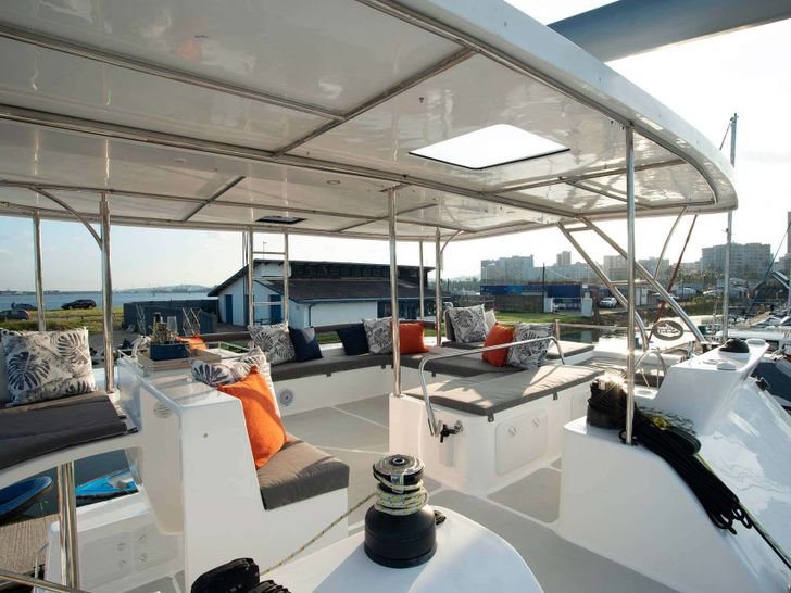 BAREFEET RETREAT Royal Cape 57 - flybridge other angle BAREFEET RETREAT Royal Cape 57 - flybridge other angle