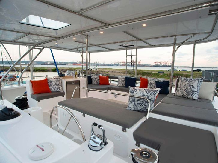 BAREFEET RETREAT Royal Cape 57 - flybridge BAREFEET RETREAT Royal Cape 57 - flybridge