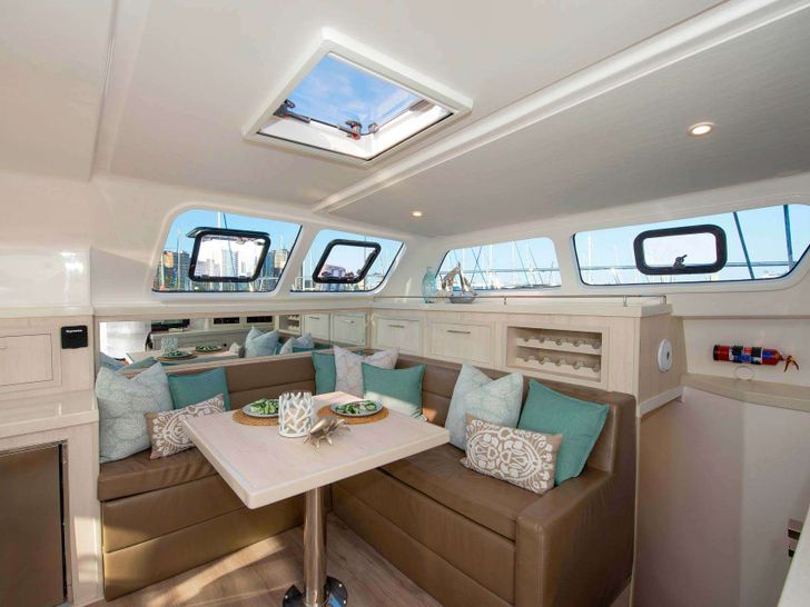 BAREFEET RETREAT Royal Cape 57 - saloon BAREFEET RETREAT Royal Cape 57 - saloon