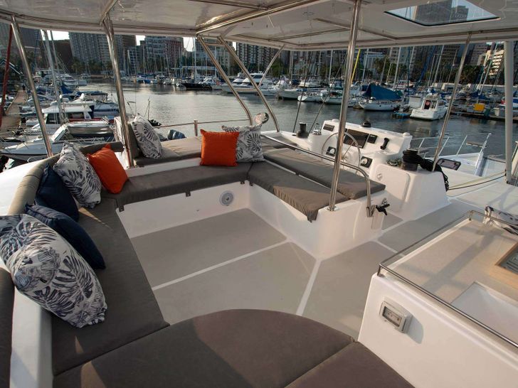 BAREFEET RETREAT Royal Cape 57 - flybridge seating BAREFEET RETREAT Royal Cape 57 - flybridge seating