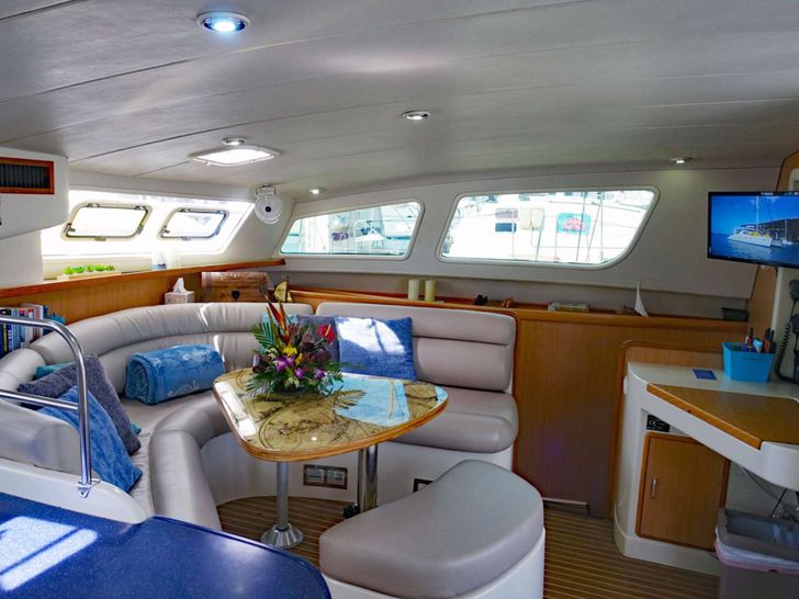 KUMA TOO Leopard 47 - main saloon seating KUMA TOO Leopard 47 - main saloon seating