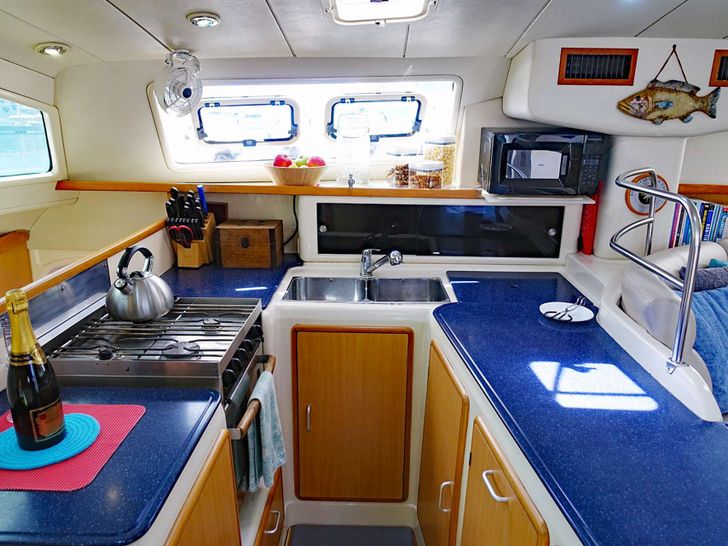 KUMA TOO Leopard 47 - galley KUMA TOO Leopard 47 - galley