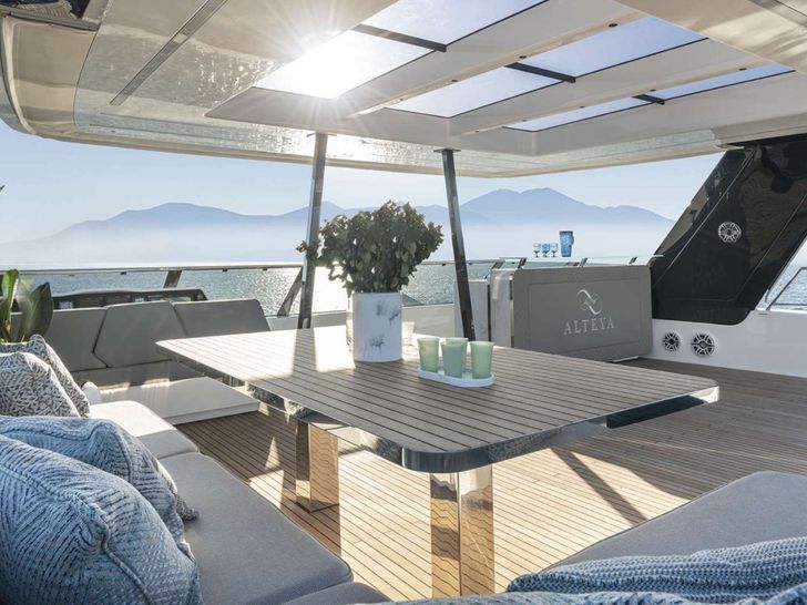 ALTEYA Sunreef 70 Power - flybridge dining area ALTEYA Sunreef 70 Power - flybridge dining area