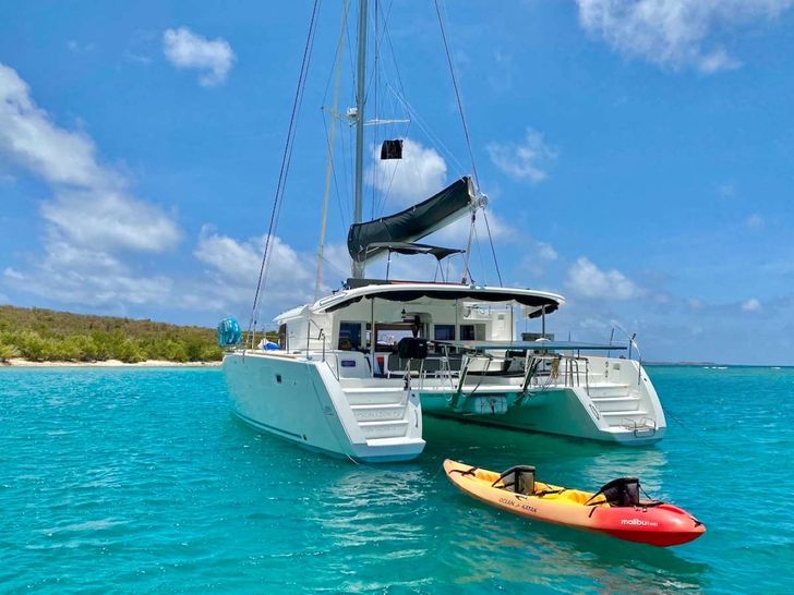 RAPSCALLION - Lagoon 450,stern view with kayak RAPSCALLION - Lagoon 450,stern view with kayak