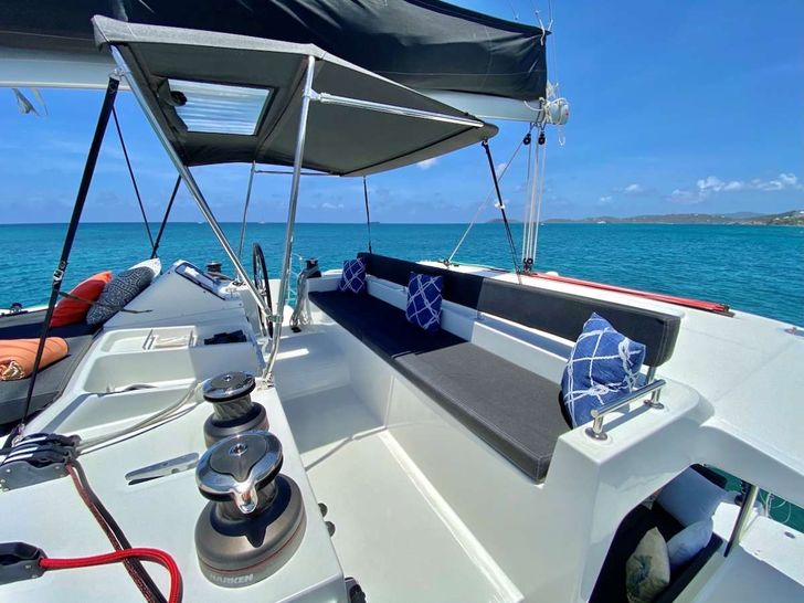 RAPSCALLION - Lagoon 450,flybridge helm and seating RAPSCALLION - Lagoon 450,flybridge helm and seating