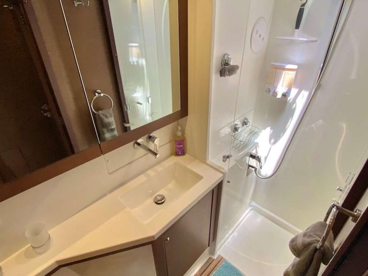 RAPSCALLION - Lagoon 450,master cabin bathroom RAPSCALLION - Lagoon 450,master cabin bathroom