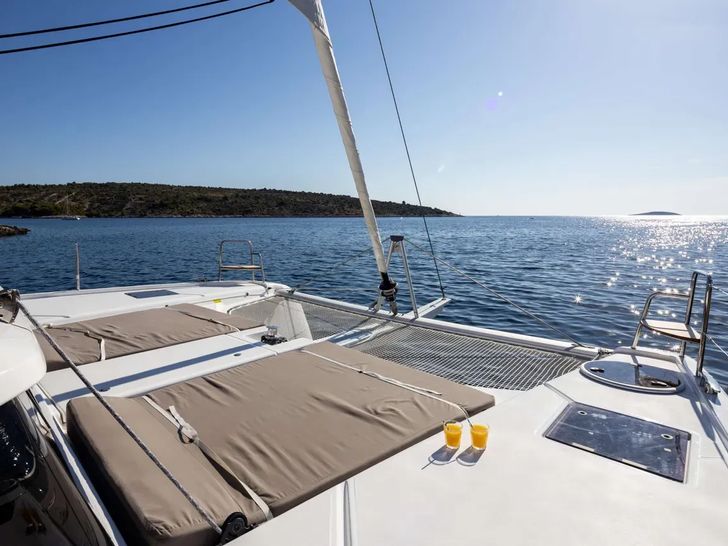 DUFOUR 48 CARAMARAN - Foredeck DUFOUR 48 CARAMARAN - Foredeck