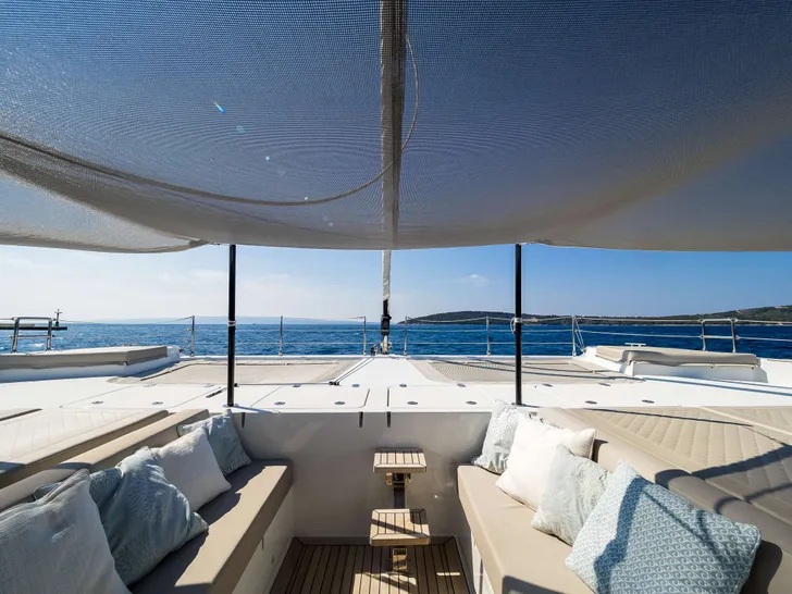 SOLITAIRE Sunreef 50 - foredeck lounge SOLITAIRE Sunreef 50 - foredeck lounge