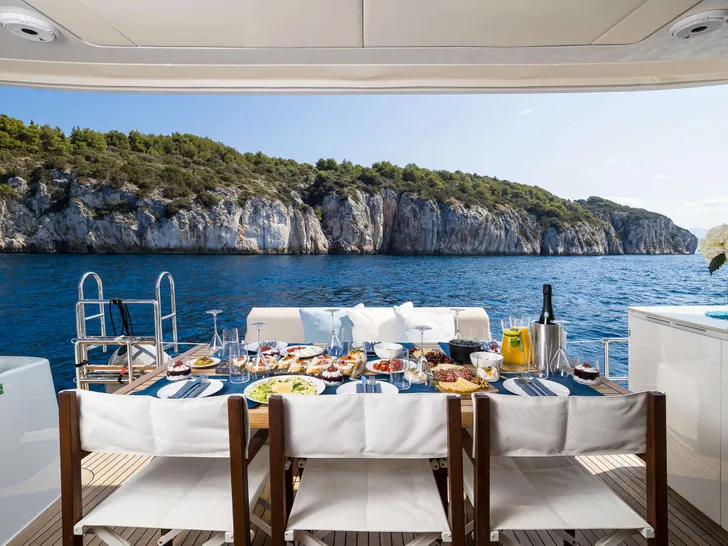 SOLITAIRE Sunreef 50 - alfresco dining set up SOLITAIRE Sunreef 50 - alfresco dining set up