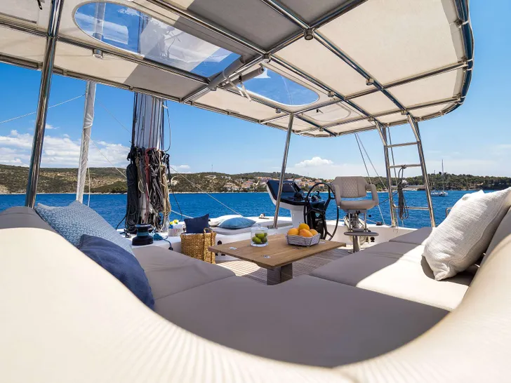 SOLITAIRE Sunreef 50 - flybridge seating SOLITAIRE Sunreef 50 - flybridge seating