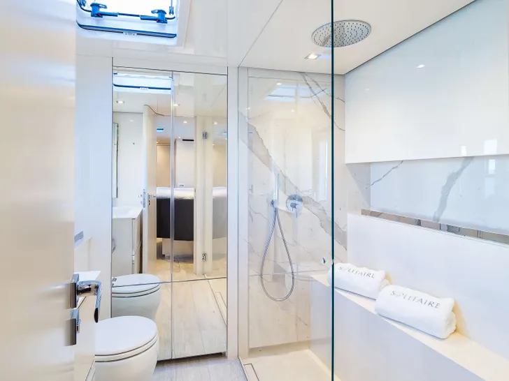 SOLITAIRE Sunreef 50 - cabin 1 bathroom SOLITAIRE Sunreef 50 - cabin 1 bathroom