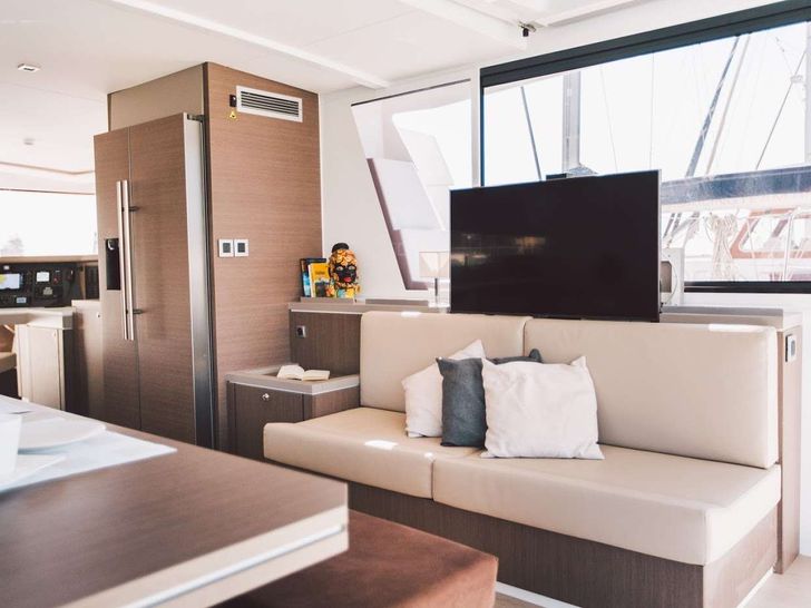 ELENA Bali 5.4 - saloon seating and TV ELENA Bali 5.4 - saloon seating and TV