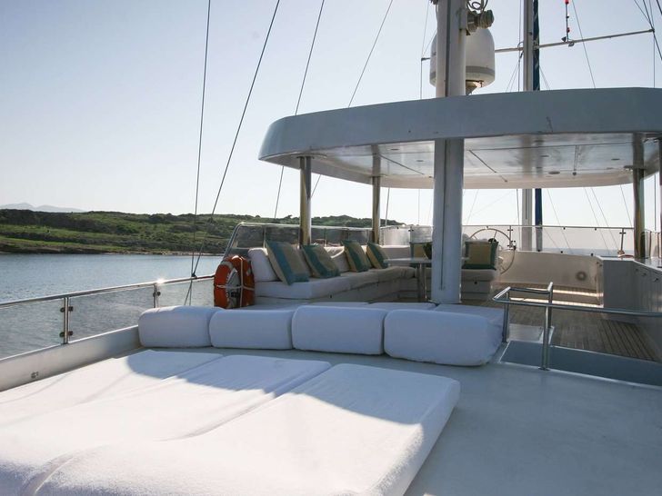 CANEREN Mengi Yay 27m - flybridge sun beds CANEREN Mengi Yay 27m - flybridge sun beds
