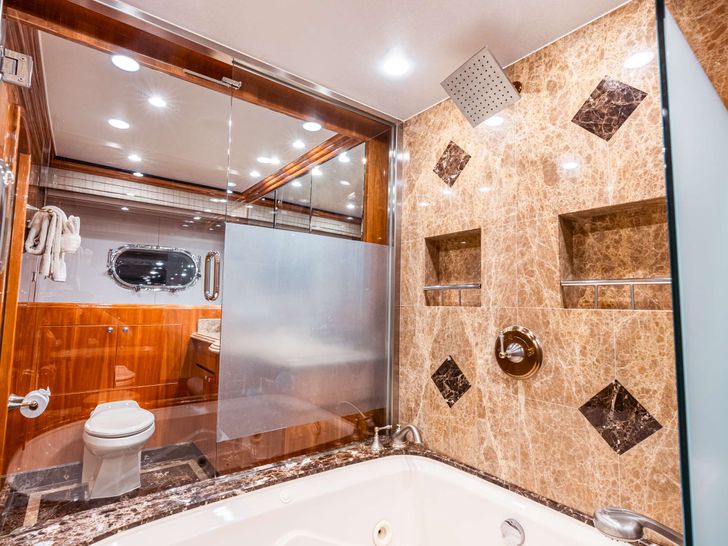 BRANDI WINE Hargrave 114 - master cabin bathroom BRANDI WINE Hargrave 114 - master cabin bathroom
