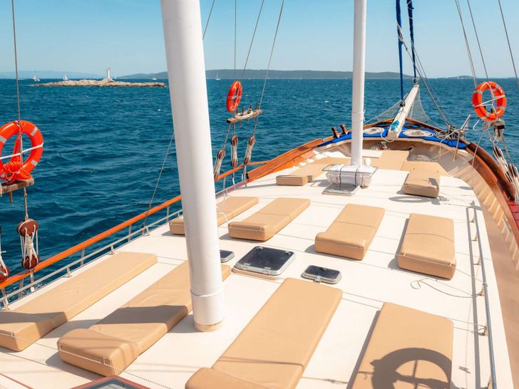DONA Custom Sailing Yacht 25m - bronzing area and sun beds DONA Custom Sailing Yacht 25m - bronzing area and sun beds