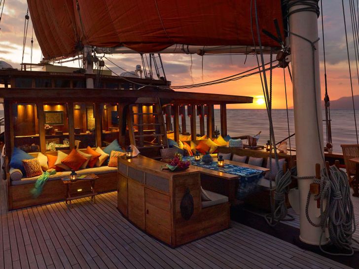 SI DATU BUA Phinisi 40m - upper deck lounge and dining area at night SI DATU BUA Phinisi 40m - upper deck lounge and dining area at night