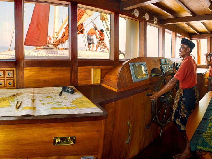 SI DATU BUA Phinisi 40m - pilot house SI DATU BUA Phinisi 40m - pilot house