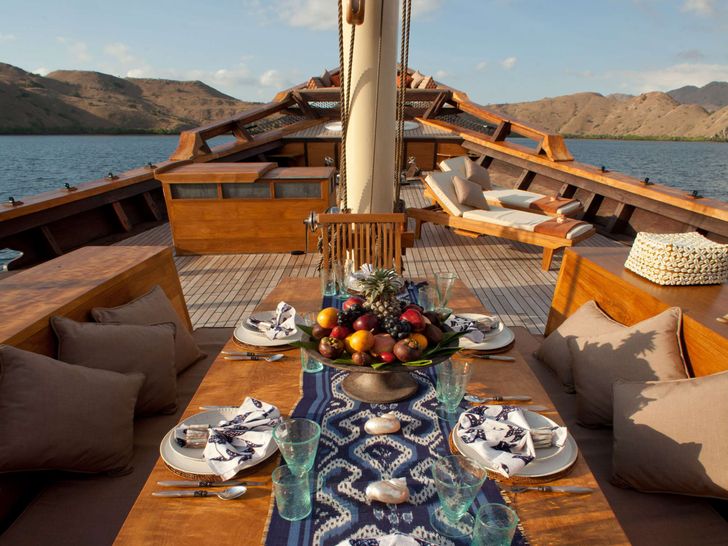 SI DATU BUA Phinisi 40m - upper deck dining area SI DATU BUA Phinisi 40m - upper deck dining area