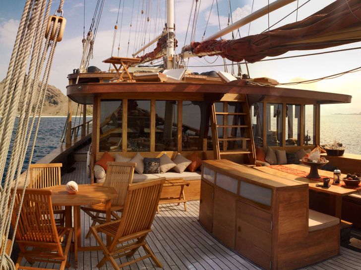 SI DATU BUA Phinisi 40m - main deck lounge and dining area SI DATU BUA Phinisi 40m - main deck lounge and dining area