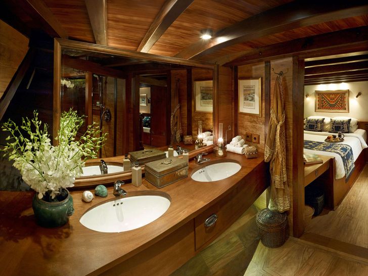 SI DATU BUA Phinisi 40m - Banda suite bathroom SI DATU BUA Phinisi 40m - Banda suite bathroom