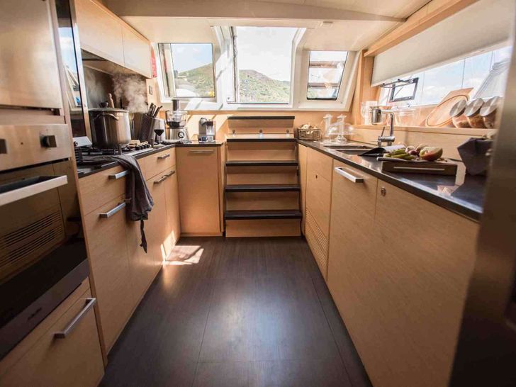 SOLEANIS II Lagoon 620 Essence - galley SOLEANIS II Lagoon 620 Essence - galley