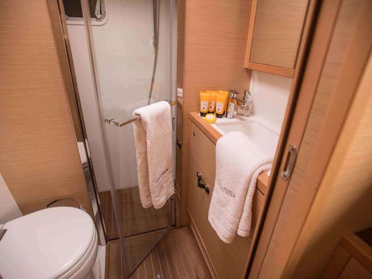SOLEANIS II Lagoon 620 Essence - cabin 1 bathroom SOLEANIS II Lagoon 620 Essence - cabin 1 bathroom