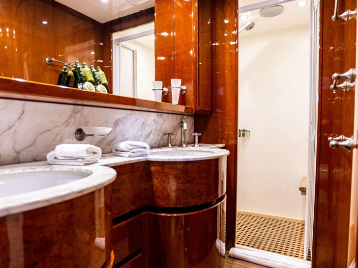 PAREAKI Posilippo 78 - master cabin bathroom PAREAKI Posilippo 78 - master cabin bathroom