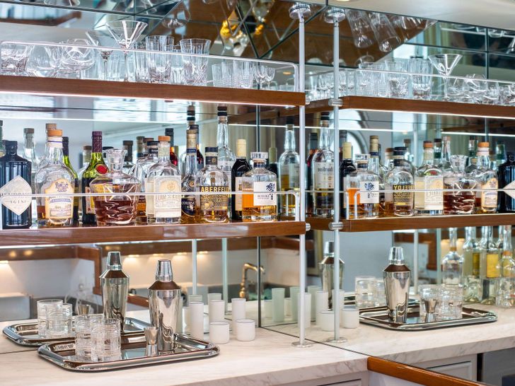 SOVEREIGN Burger 97 Main Salon Bar SOVEREIGN Burger 97 Main Salon Bar