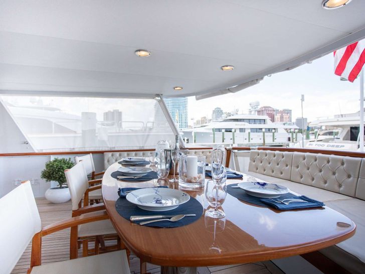 SOVEREIGN Burger 97 Aft Deck Dining