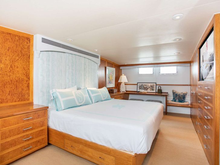 SOVEREIGN Burger 97 Master Suite Cabin SOVEREIGN Burger 97 Master Suite Cabin