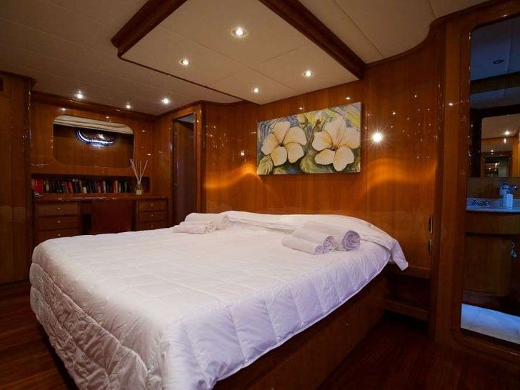 SHANGRA - Custom Line Navetta 87 ft,VIP cabin SHANGRA - Custom Line Navetta 87 ft,VIP cabin