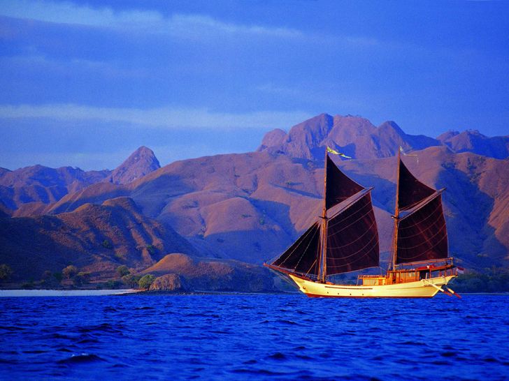 Silolona sailing Komodo