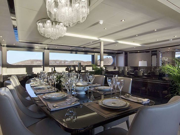 INVADER Codecasa 164 Main deck dining INVADER Codecasa 164 Main deck dining