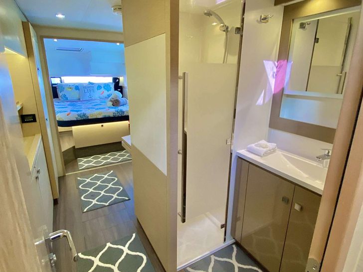 LADY CATRON - Corridor LADY CATRON - Corridor