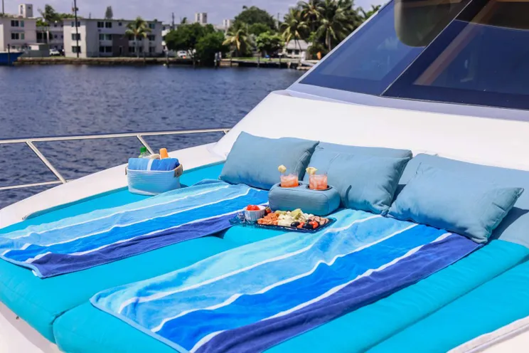 Charter Yacht ANDIAMO - Symbol 92 - 3 Cabins - Nassau - Exumas - Bahamas