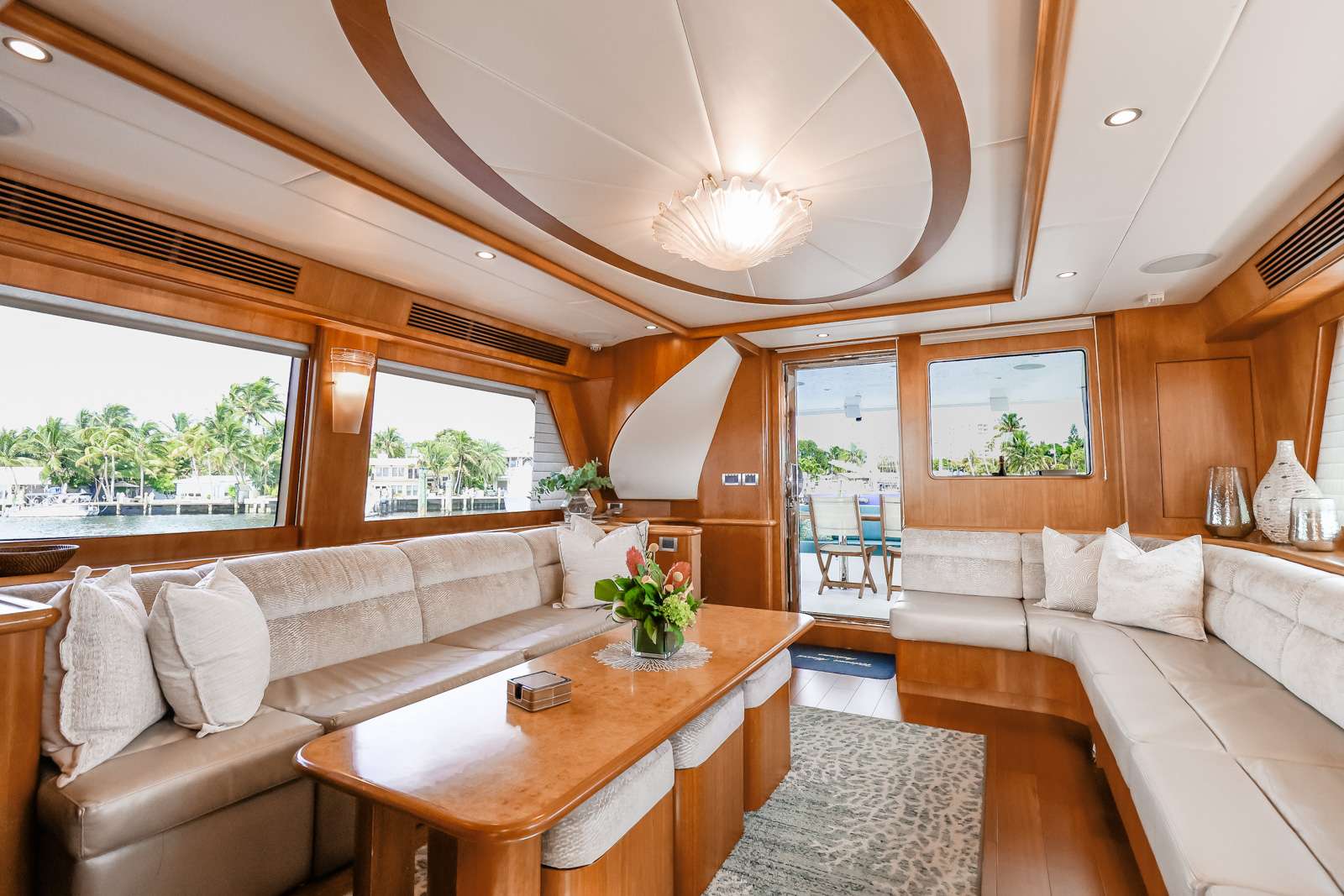 ANDIAMO Symbol 92 - main saloon lounge