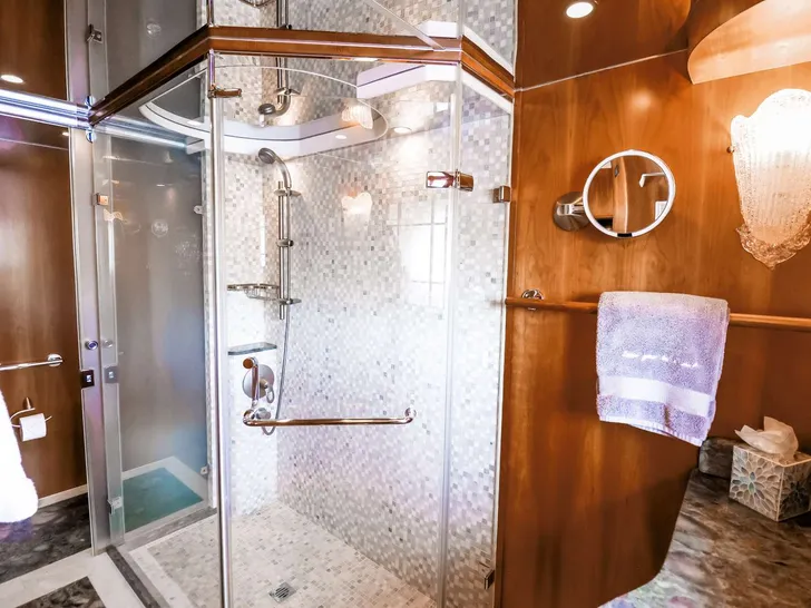 ANDIAMO Symbol 92 - master cabin bathroom ANDIAMO Symbol 92 - master cabin bathroom