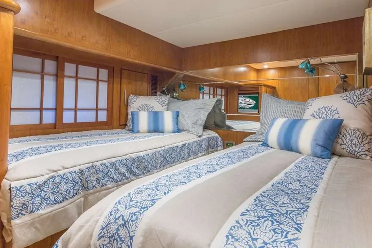 Charter Yacht ANDIAMO - Symbol 92 - 3 Cabins - Nassau - Exumas - Bahamas